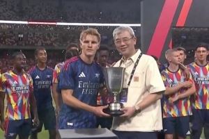 友谊赛阿森纳1-0战胜AC米兰,队长厄德高接过冠军奖杯