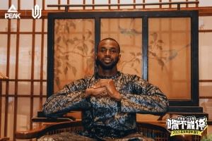 这样的阿嘴你见过吗?维金斯投壶“三分”绝杀 星河里斗舞玩嗨了~