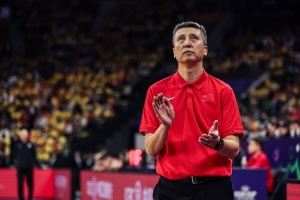 郭士强:这届中国男篮是最团结、凝聚力最强、最无私奉献的