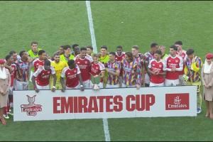 3-0完胜毕巴!赛后庆祝,队长厄德高手捧酋长杯奖杯