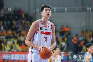 媒体人:对于超级缺少内线的广州来说 徐昕下赛季时间肯定非常多