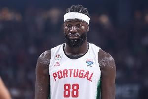 不够冷静!科塔8中5拿到15分3板1断1帽 累计2T遭驱逐