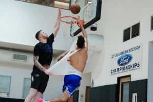 真激烈!霍姆格伦训练中对抗哈滕 衣服快被扯掉