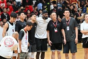 詹姆斯中国行成都站图集:赵睿&李梦等球星出席活动 老詹美美拍照