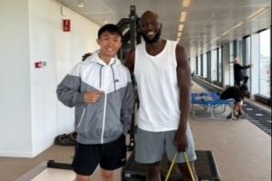 玉昆球员徐宏杰晒与卢卡库共同康复照:积极康复,一步一步向前