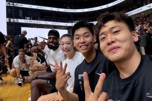 与老詹近距离接触!赵睿晒18张活动照:解锁多重身份✌