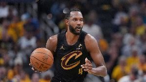 阿特金森谈上赛季错误:需要更多地使用莫布里 要让他进行持球