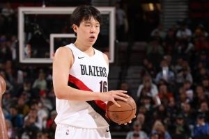 媒体人:相信小杨已有体会 在NBA要先下手为强 别客气自信多用脑