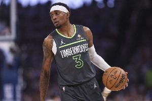 效率不错!麦克丹尼尔斯半场8中5&三分1中1拿到12分 另有1次助攻